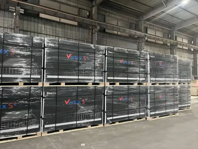 Raklapon tárolt napelem panelek 10 kW-os napelemes rendszerhez